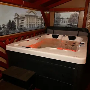 B-hause Zart Parkoloval Es Jacuzzival Debrecen